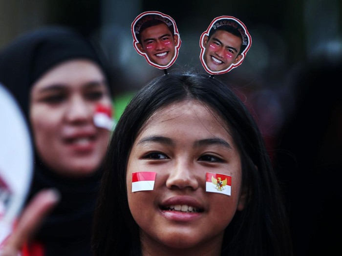 Timnas Indonesia akan menjamu Australia pada matchday kedua Ronde 3 Kualifikasi Piala Dunia 2026 di SUGBK, Jakarta, Selasa (10/9/2024). Para suporter pun memerahkan SUGBK jelang laga tersebut.