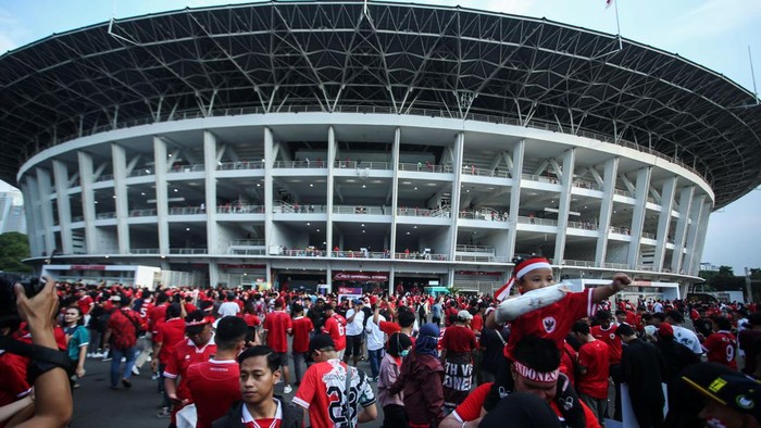 Suporter Timnas Indonesia Mulai Merahkan GBK Timnas Indonesia akan menjamu Australia pada matchday kedua Ronde 3 Kualifikasi Piala Dunia 2026 di SUGBK, Jakarta, Selasa (10/9/2024). Para suporter pun memerahkan SUGBK jelang laga tersebut.