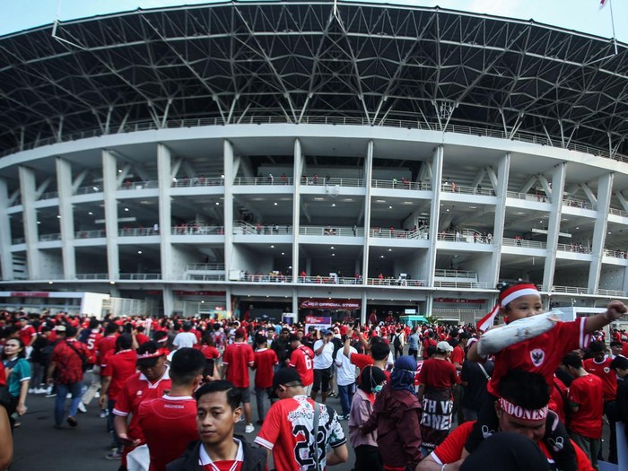 Timnas Indonesia akan menjamu Australia pada matchday kedua Ronde 3 Kualifikasi Piala Dunia 2026 di SUGBK, Jakarta, Selasa (10/9/2024). Para suporter pun memerahkan SUGBK jelang laga tersebut.
