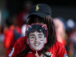 Ada juga yang membawa poster bergambar pemain idolanya, seperti Rafael Struick.