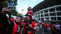Supoter berswafoto bareng keluarga sebelum memasuki stadion untuk menyaksikan Indonesia vs Australia pada matchday kedua Ronde 3 Kualifikasi Piala Dunia 2026