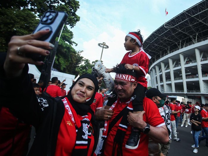 Timnas Indonesia akan menjamu Australia pada matchday kedua Ronde 3 Kualifikasi Piala Dunia 2026 di SUGBK, Jakarta, Selasa (10/9/2024). Para suporter pun memerahkan SUGBK jelang laga tersebut.