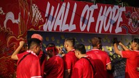 Tak lupa, sebagian suporter menuliskan harapan-harapannya di Wall of Hope.