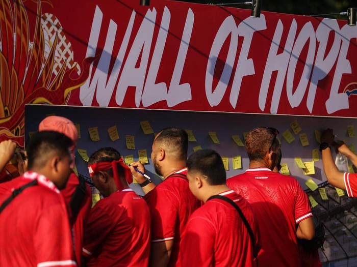 Timnas Indonesia akan menjamu Australia pada matchday kedua Ronde 3 Kualifikasi Piala Dunia 2026 di SUGBK, Jakarta, Selasa (10/9/2024). Para suporter pun memerahkan SUGBK jelang laga tersebut.