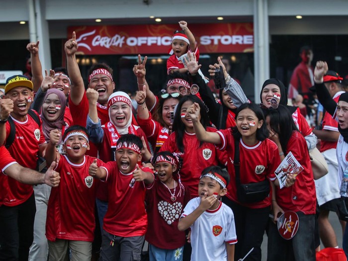 Timnas Indonesia akan menjamu Australia pada matchday kedua Ronde 3 Kualifikasi Piala Dunia 2026 di SUGBK, Jakarta, Selasa (10/9/2024). Para suporter pun memerahkan SUGBK jelang laga tersebut.