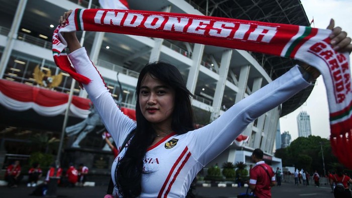 Suporter Timnas Indonesia Mulai Merahkan GBK Timnas Indonesia akan menjamu Australia pada matchday kedua Ronde 3 Kualifikasi Piala Dunia 2026 di SUGBK, Jakarta, Selasa (10/9/2024). Para suporter pun memerahkan SUGBK jelang laga tersebut.