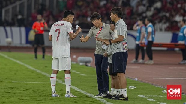 Pelatih Timnas Indonesia Shin Tae Yong memberikan instruksi kepada Marselino Ferdinan saat lawan Australia pada laga Grup C putaran ketiga Kualifikasi Piala Dunia 2026 Zona Asia di Stadion Utama Gelora Bung Karno, Senayan, Jakarta, Selasa, 10 September 2024. (CNNIndonesia/Adhi Wicaksono)