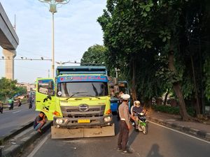 Truk Muatan Pasir Mogok di Pasar Jumat Arah Jakarta, Lalin Padat Truk Muatan Pasir Mogok di Pasar Jumat Arah Jakarta, Lalin Padat