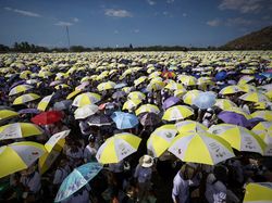 Umat Katolik Menanti Paus Fransiskus di Tengah Teriknya Cuaca Dili