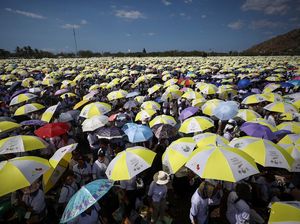 Umat Katolik Menanti Paus Fransiskus di Tengah Teriknya Cuaca Dili