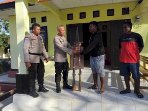 Warga Kupang Serahkan Dua Senpi Rakitan Peninggalan Jepang ke Polisi