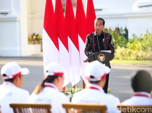 Momen Jokowi Serahkan Bonus ke Peraih Medali Paralimpiade Momen Jokowi Serahkan Bonus ke Peraih Medali Paralimpiade