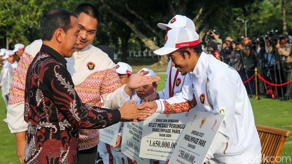 Momen 14 Peraih Medali Paralimpiade dapat Bonus dari Jokowi