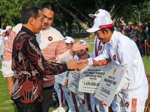 Momen 14 Peraih Medali Paralimpiade dapat Bonus dari Jokowi Momen 14 Peraih Medali Paralimpiade dapat Bonus dari Jokowi