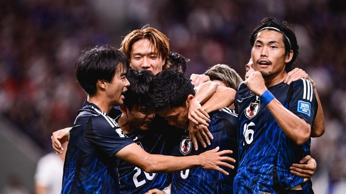 SAITAMA, JAPAN - SEPTEMBER 05: Wataru Endo #6 of Japan celebrates scoring a goal with his teammates during the 2026 FIFA World Cup Qualifier third round Group C match between China and Japan at Saitama Stadium on September 5, 2024 in Saitama City, Saitama Prefecture, Japan. (Photo by Qin Zhicheng/VCG via Getty Images) samurai biru