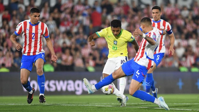 ASUNCION, PARAGUAY - SEPTEMBER 10: Rodrygo of Brazil shoots during the South American FIFA World Cup 2026 Qualifier match between Paraguay and Brazil at Estadio Defensores del Chaco on September 10, 2024 in Asuncion, Paraguay. (Photo by Christian Alvarenga/Getty Images)