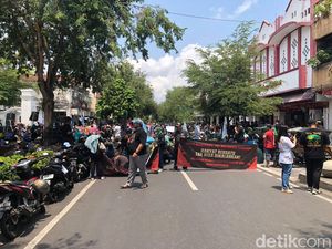 Pedagang Teras Malioboro 2 Demo Lagi, Kini Blokade Jalan Malioboro Pedagang Teras Malioboro 2 Demo Lagi, Kini Blokade Jalan Malioboro