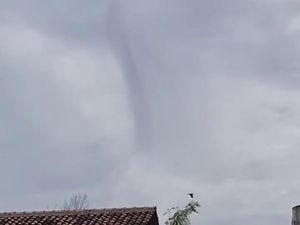 Detik-detik Puting Beliung Terekam di Langit Bandung Barat Detik-detik Puting Beliung Terekam di Langit Bandung Barat