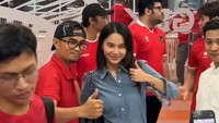 8 Foto Azizah Salsha Nonton Laga Indonesia vs Australia, Dukung Pratama Arhan