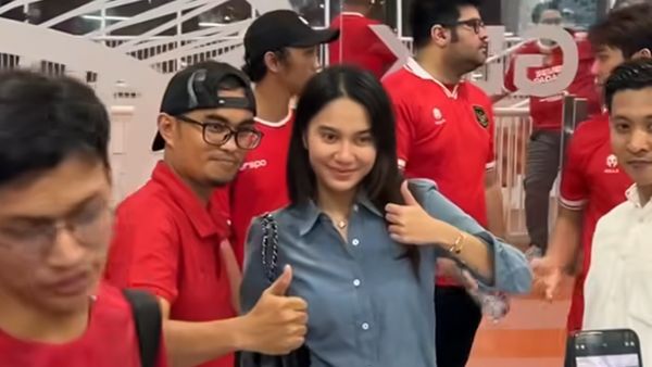8 Foto Azizah Salsha Nonton Laga Indonesia vs Australia, Dukung Pratama Arhan