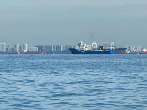Bakamla RI Usir 5 Kapal Ikan China dari Perairan Batam Bakamla RI Usir 5 Kapal Ikan China dari Perairan Batam