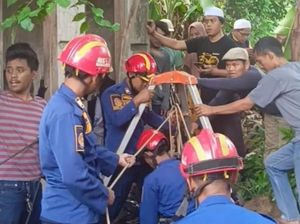 Saat Damkar Evakuasi Ibu-ibu di Bogor yang Masuk ke Dalam Sumur