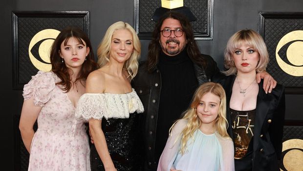 LOS ANGELES, CALIFORNIA - FEBRUARY 05: (L-R) Harper Grohl, Jordyn Blum, Dave Grohl, Ophelia Grohl, and Violet Grohl attends the 65th GRAMMY Awards on February 05, 2023 in Los Angeles, California.   Matt Winkelmeyer/Getty Images for The Recording Academy/AFP (Photo by Matt Winkelmeyer / GETTY IMAGES NORTH AMERICA / Getty Images via AFP)