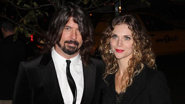 NEW YORK, NY - OCTOBER 21: Dave Grohl and wife Jennifer Youngblood attend Paul McCartney's & Nancy Shevell's party at The Bowery Hotel on October 21, 2011 in New York City.   Rob Kim/Getty Images/AFP (Photo by Rob Kim / GETTY IMAGES NORTH AMERICA / Getty Images via AFP)