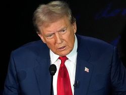 Kamala Harris Bilang Trump Akan Jadi Makan Siang Putin