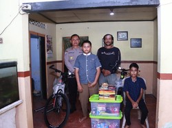 Semringah Anak Kembar Yatim-Piatu di Kediri Dapat Hadiah Sepeda
