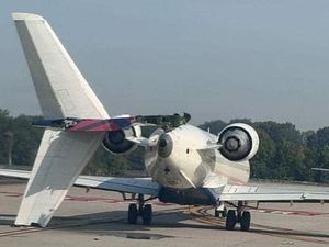 2 Pesawat Ini Saling Tabrakan di Landasan Pacu Bandara, Sayap-Ekor Patah