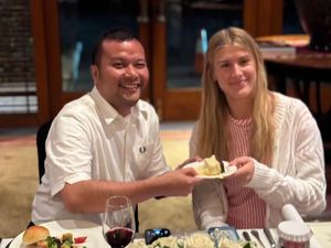 Senyum Petenis Eugenie Bouchard Dikasih Kue dari Pengacara Ini Senyum Petenis Eugenie Bouchard Dikasih Kue dari Pengacara Ini