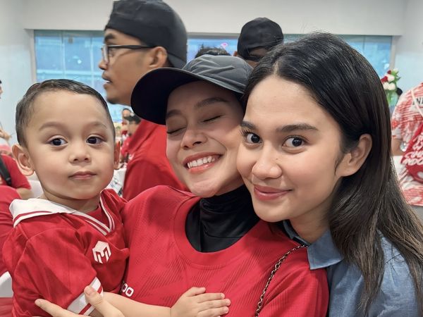 Adu Gaya Artis Dukung Timnas Indonesia di GBK: Azizah Salsha Hingga Rafathar