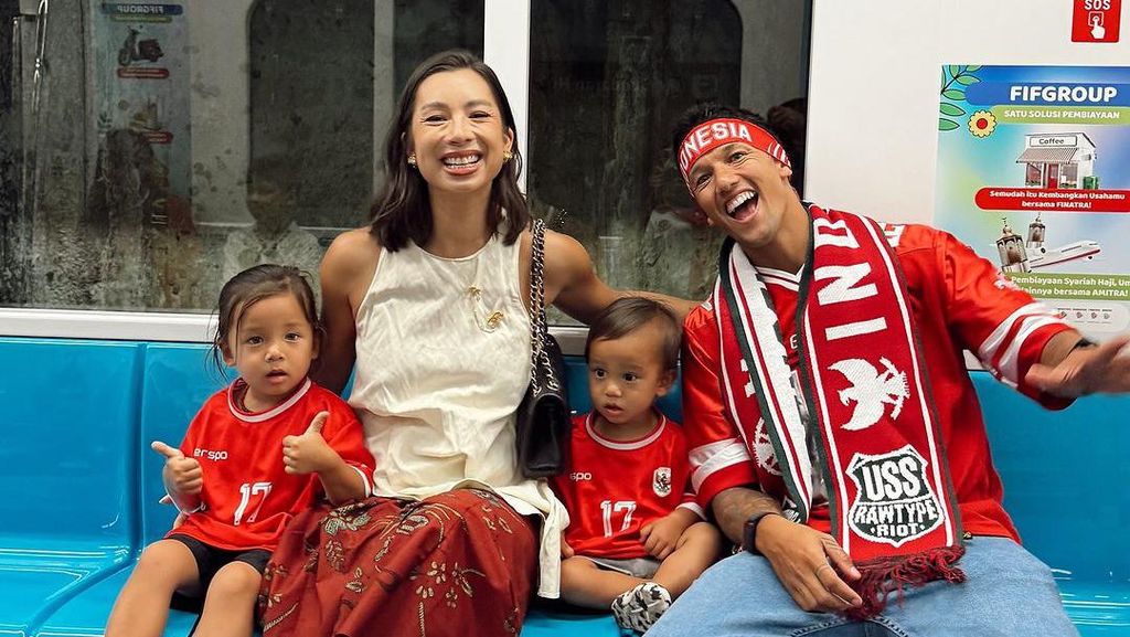 Momen Jennifer dan Irfan Bachdim Happy Banget Naik MRT ke GBK Momen Jennifer dan Irfan Bachdim Happy Banget Naik MRT ke GBK