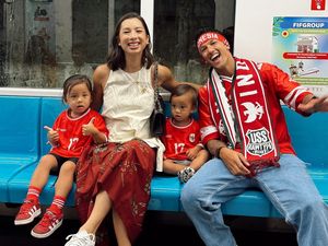 Momen Jennifer dan Irfan Bachdim Happy Banget Naik MRT ke GBK Momen Jennifer dan Irfan Bachdim Happy Banget Naik MRT ke GBK