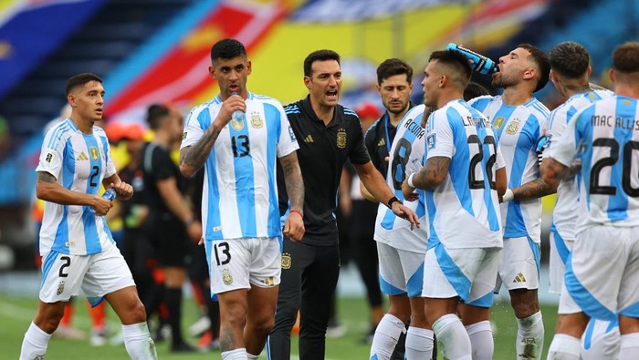 Soccer Football - World Cup - South American Qualifiers - Colombia v Argentina - Estadio Metropolitano, Barranquilla, Colombia - September 10, 2024 Argentina coach Lionel Scaloni during the drinks break with his players REUTERS/Luisa Gonzalez