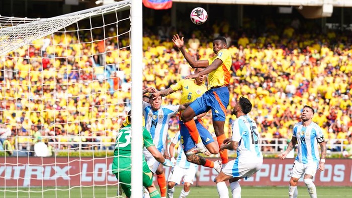 BARRANQUILLA, COLOMBIA - SEPTEMBER 10: Yerson Mosquera of Colombia scores the teams first goal during the South American FIFA World Cup 2026 Qualifier match between Colombia and Argentina at Roberto Melendez Metropolitan Stadium on September 10, 2024 in Barranquilla, Colombia. (Photo by Andres Rot/Getty Images)