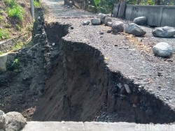 Ambrolnya Kian Lebar, Jembatan Sudimoro Klaten Kini Ditutup Total