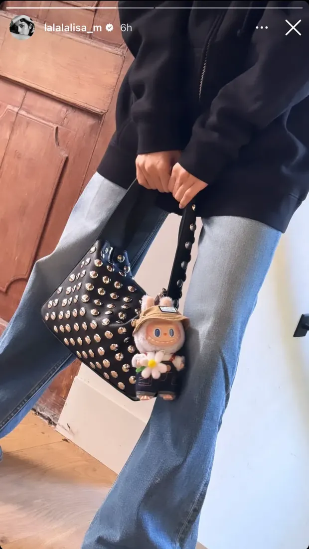 Lisa BLACKPINK memakai gantungan Labubu di tasnya