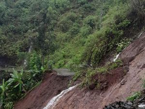 Longsor Putus Akses Penghubung Dua Kecamatan di Garut