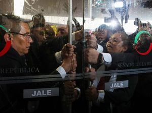 Massa Geruduk Senat Meksiko, Protes Reformasi Yudisial yang Kontroversial Massa Geruduk Senat Meksiko, Protes Reformasi Yudisial yang Kontroversial