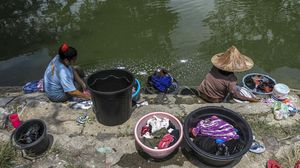 Musim Kemarau, Warga Serang Cuci Baju di Saluran Irigasi