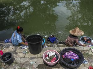 Musim Kemarau, Warga Serang Cuci Baju di Saluran Irigasi