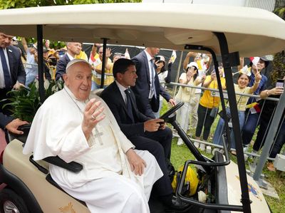 Naik Mobil Golf, Paus Fransiskus Sapa Warga Saat Tiba di Singapura