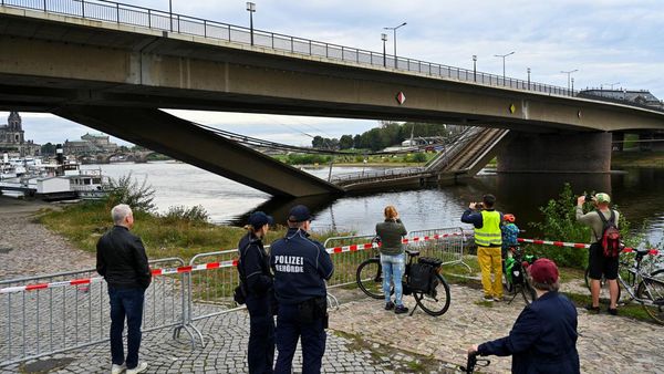Penampakan Jembatan di Dresden Jerman Ambruk