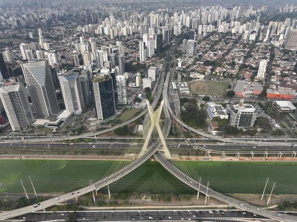 Potret Sungai Pinheiros di Brasil Berubah Hijau