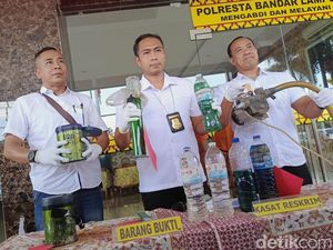Polisi Bongkar Bisnis Pemalsuan BBM di Bandar Lampung Polisi Bongkar Bisnis Pemalsuan BBM di Bandar Lampung
