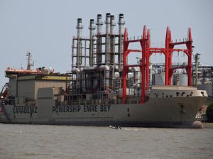 Potret Kapal Tongkang Turki Uji Coba Pasok Kebutuhan Listrik Ekuador