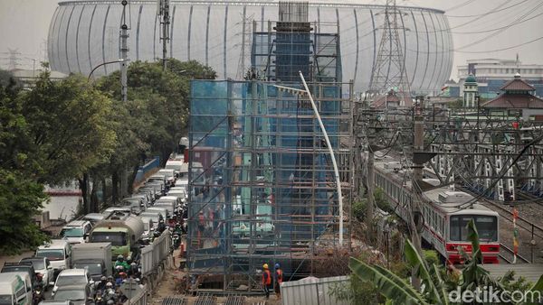 Potret Kemacetan Parah Imbas Proyek Tol Harbour Road II di Jakut