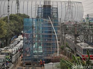 Potret Kemacetan Parah Imbas Proyek Tol Harbour Road II di Jakut Potret Kemacetan Parah Imbas Proyek Tol Harbour Road II di Jakut